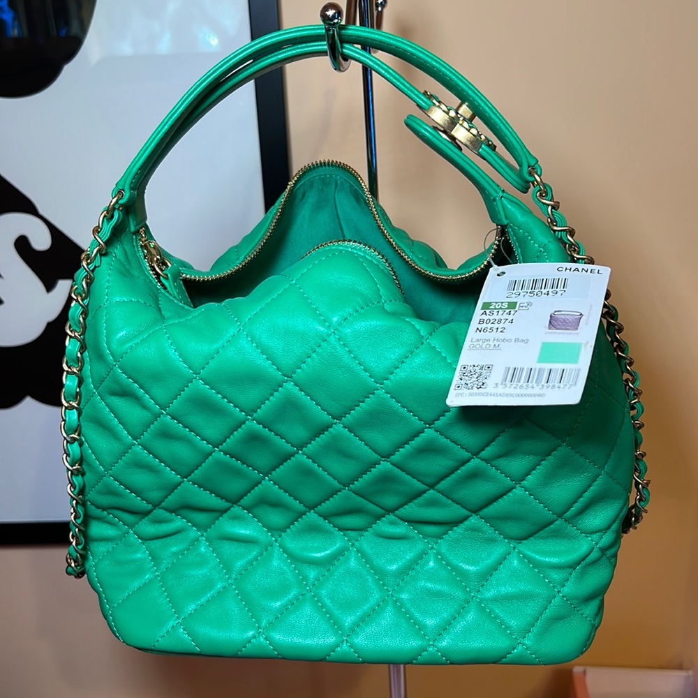 AUTHENTIC Chanel Hobo bag in vibrant Green - Picture 2 of 8